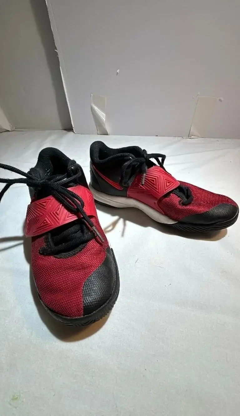 Nike Kyrie Flytrap Kids Sneakers Size 3Y